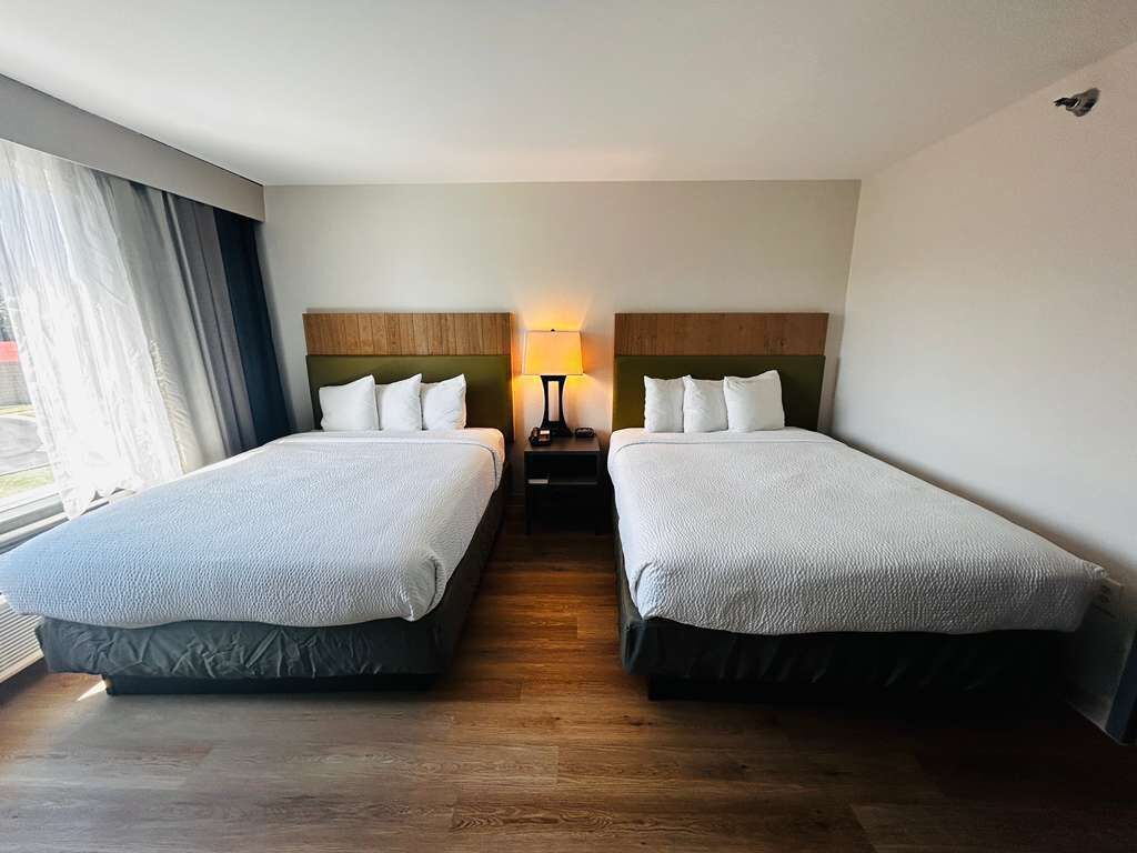 Muebles diferentes, escritorio y cortinas blackout 