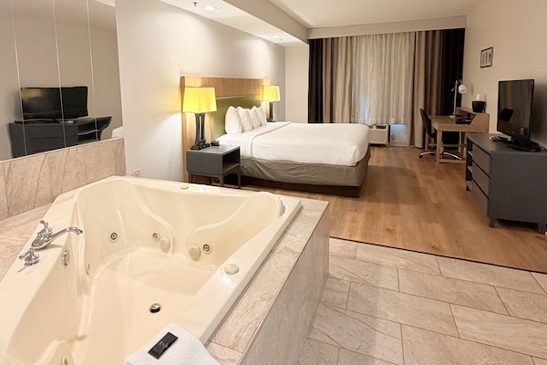 Rom | Individuelt innredet, skrivebord, blendingsgardiner og strykejern/-brett