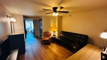 Dilengkapi dengan perabotan berbeda-beda dan meja kerja