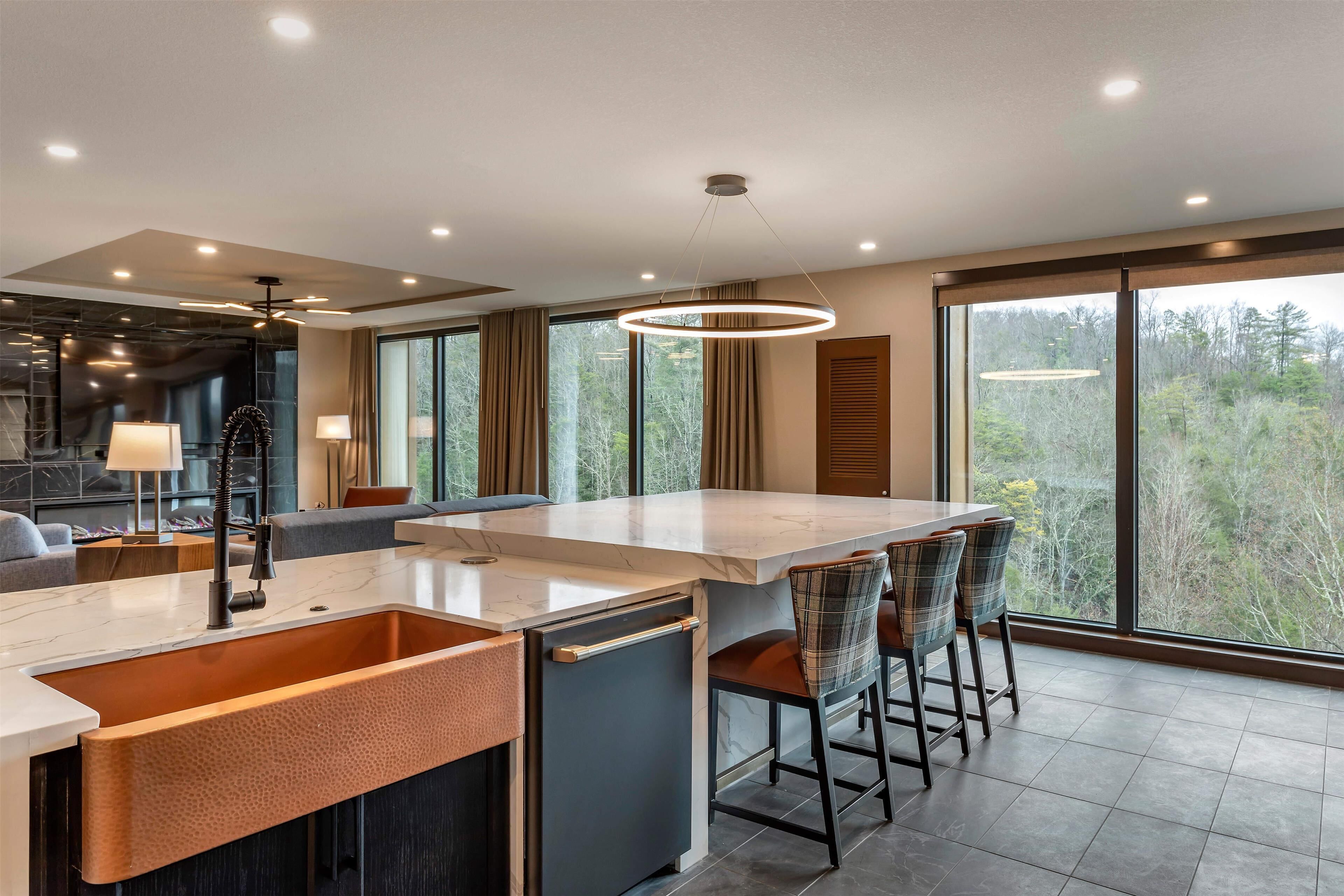 3 BEDROOM 2 KING 2 QUEEN PRESIDENTIAL SUITE | Cocina privada | Refrigerador, microondas, horno y parrilla de estufa 