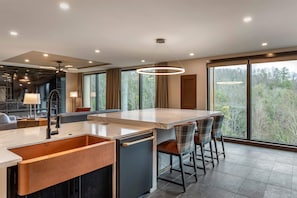 3 BEDROOM 2 KING 2 QUEEN PRESIDENTIAL SUITE | Cocina privada | Refrigerador, microondas, horno y parrilla de estufa