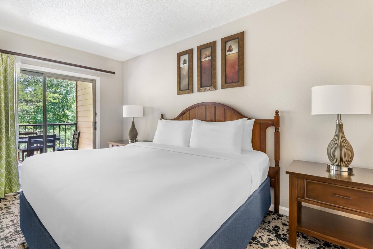 1 BEDROOM 1 KING DELUXE SUITE AND BALCONY | เครื่องนอนระดับพรีเมียม, ตู้นิรภัยในห้องพัก, เตารีด/โต๊ะรีดผ้า