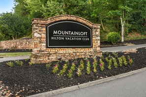 A stone sign with 'MOUNTAINLOFT' and 'HILTON VACATION CLUB' written on it. - Hilton Vacation Club MountainLoft Gatlinburg (Gatlinburg)