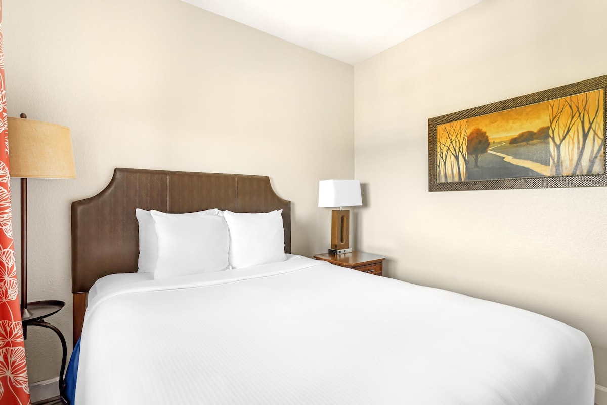 Premium bedding, in-room safe, iron/ironing board, free WiFi