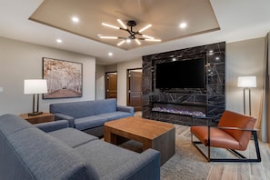 3 BEDROOM 2 KING 2 QUEEN PRESIDENTIAL SUITE | Coin séjour