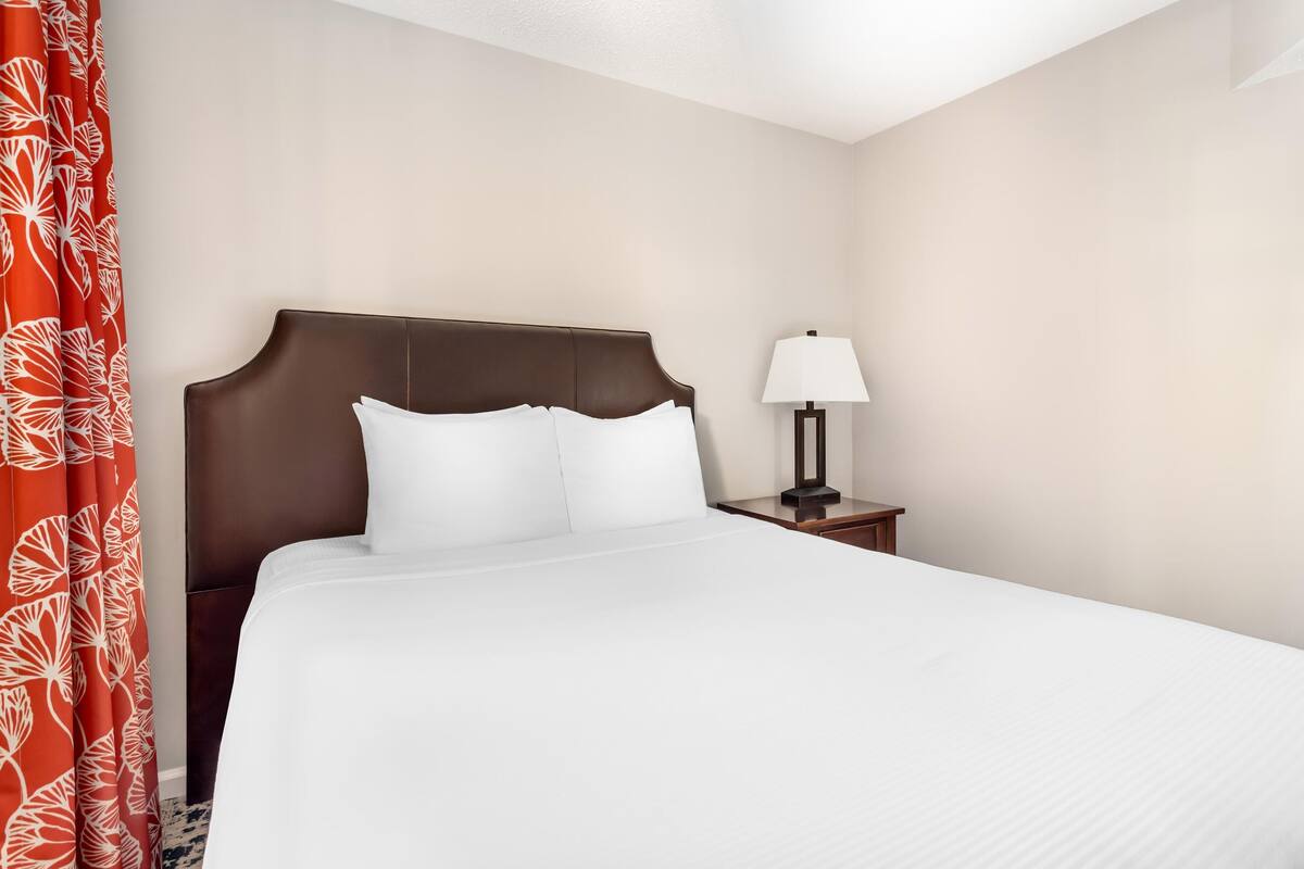1 BEDROOM 1 KING OR QUEEN SUITE WITH BALCONY | เครื่องนอนระดับพรีเมียม, ตู้นิรภัยในห้องพัก, เตารีด/โต๊ะรีดผ้า