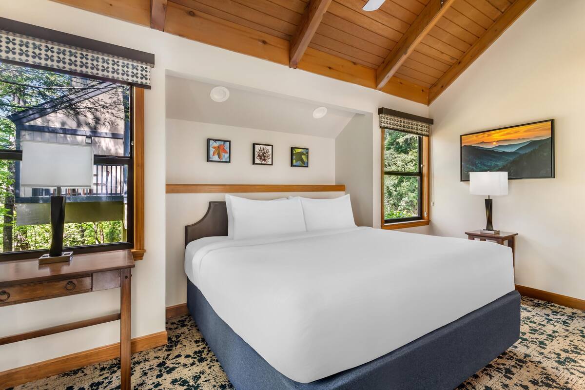 2 BEDROOM 1 KNG 1 QN 2 TWINS CHALET WITH LOFT | เครื่องนอนระด  ับพรีเมียม, ตู้นิรภัยในห้องพัก, เตารีด/โต๊ะรีดผ้า