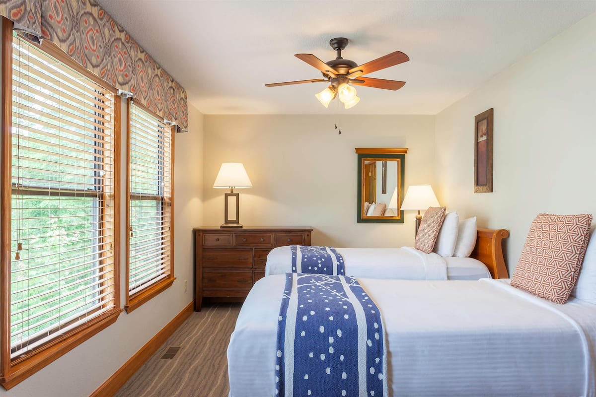 Bộ đồ giường cao cấp, két bảo mật tại phòng