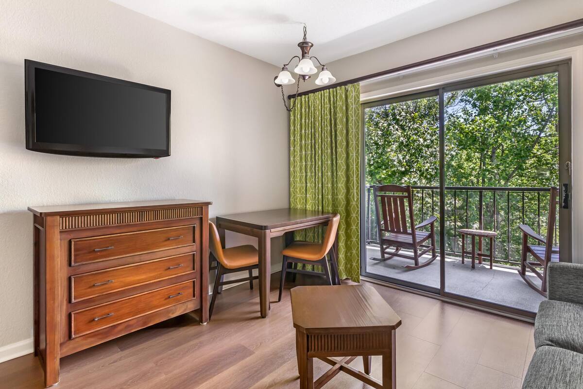 1 BEDROOM 1 QUEEN SUITE AND BALCONY | บริเวณนั่งเล่น | ทีวีจอแอลซีดี 40 นิ้ว พร้อมช่องดาวเทียม