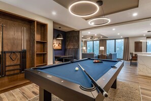 3 BEDROOM 2 KING 2 QUEEN PRESIDENTIAL SUITE | Wohnbereich | 40-Zoll-LCD-Fernseher mit Satellitenempfang