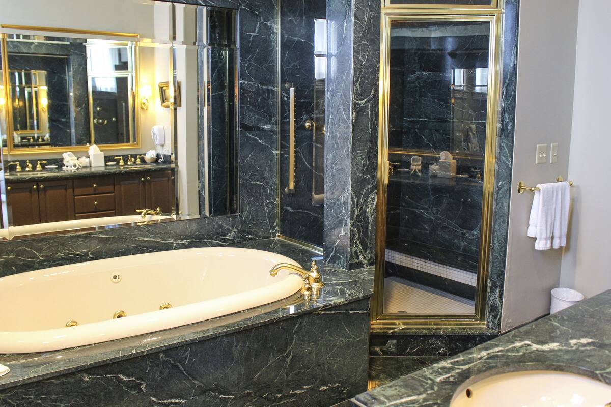 honeymoon suite (morgan) | bathroom | free toiletries, hair dryer, soap, shampoo