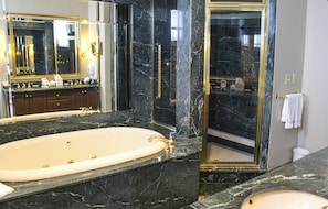 Honeymoon Suite (Morgan) | Bathroom | Free toiletries, hair dryer, soap, shampoo - General Morgan Inn (Greeneville)