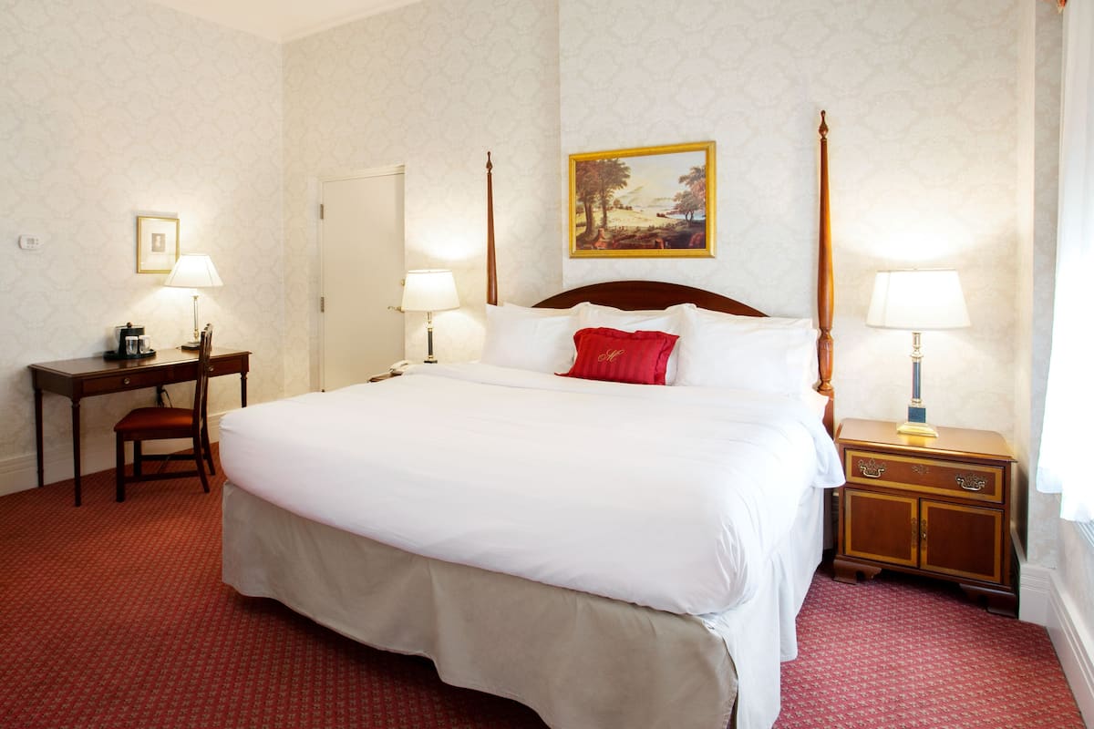 Standard Room, 1 King Bed | Premium bedding, desk, iron/ironing board, free WiFi