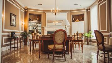 Suite – honeymoon (Morgan) | Sengetøy av topp kvalitet, skrivebord og strykejern/-brett