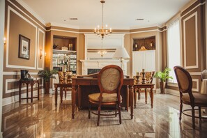 Honeymoon Suite (Morgan) | Premium bedding, desk, iron/ironing board, free WiFi