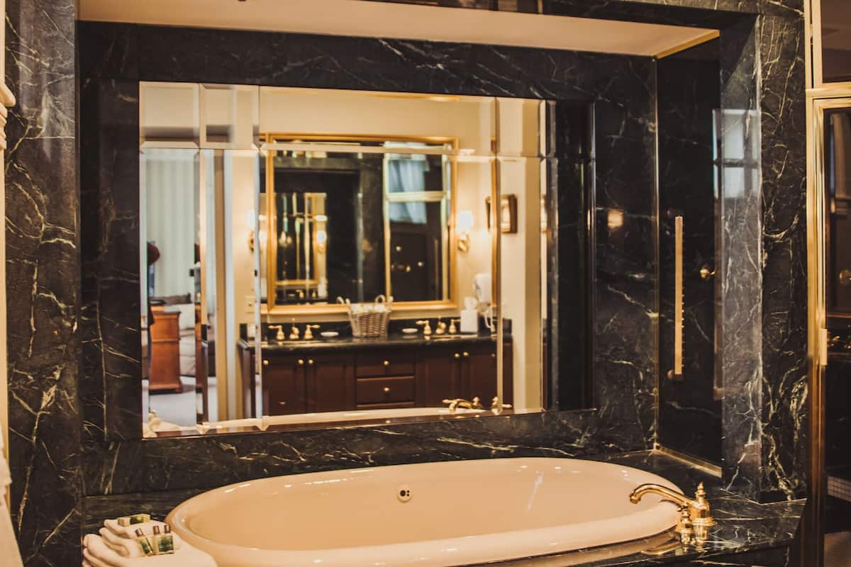 honeymoon suite (morgan) | premium bedding, desk, iron/ironing board, free wifi