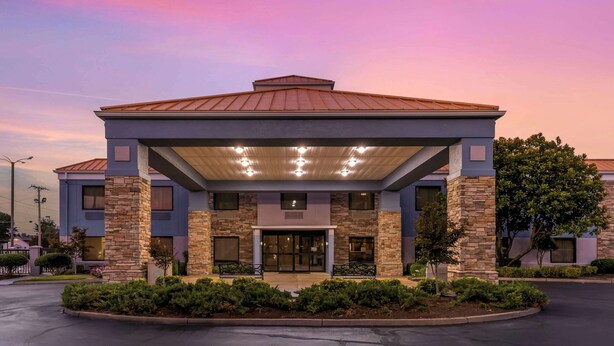 A hotel with a covered entrance, stone pillars, and a flat roof. - Comfort Inn Brownsville I-40 (Brownsville)