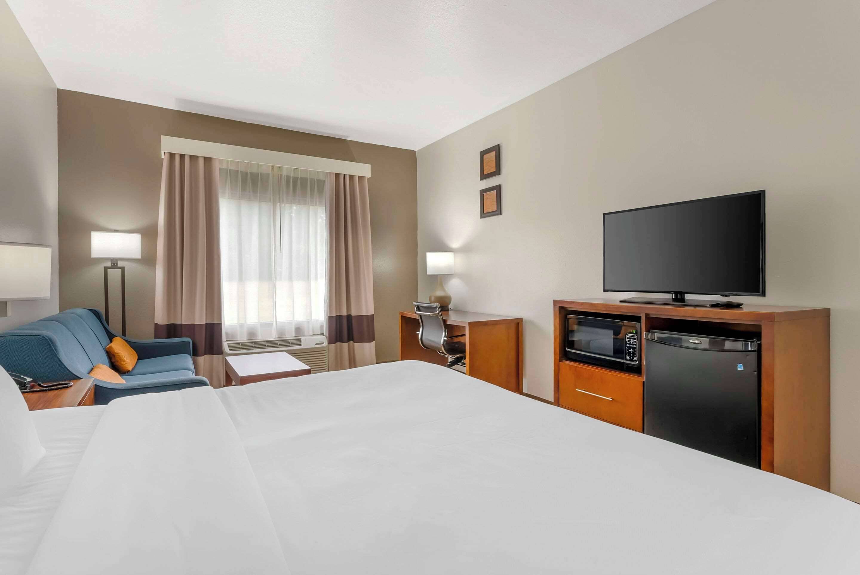 1 king bed, suite, nonsmoking | premium bedding, in-room safe, desk, iron/ironing board