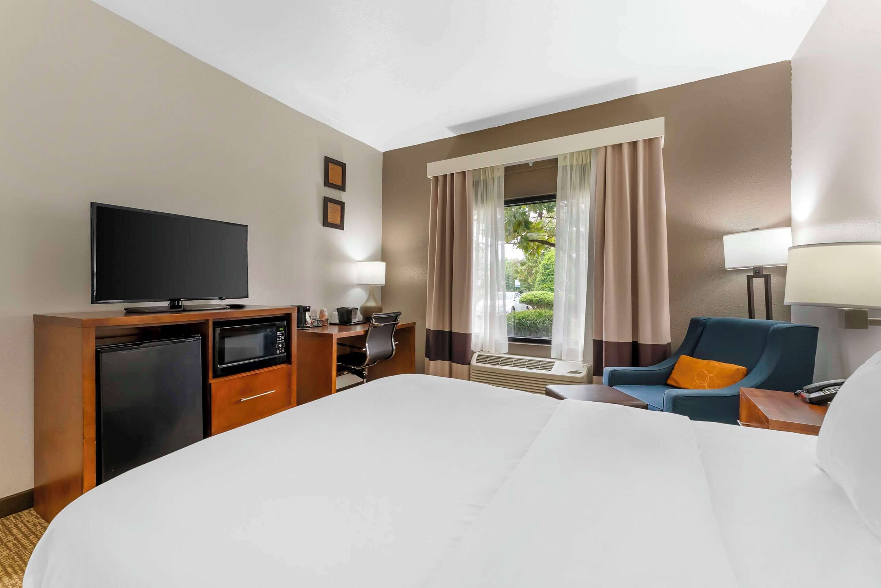 room, 1 queen bed, accessible, non smoking | premium bedding, in-room safe, desk, iron/ironing board