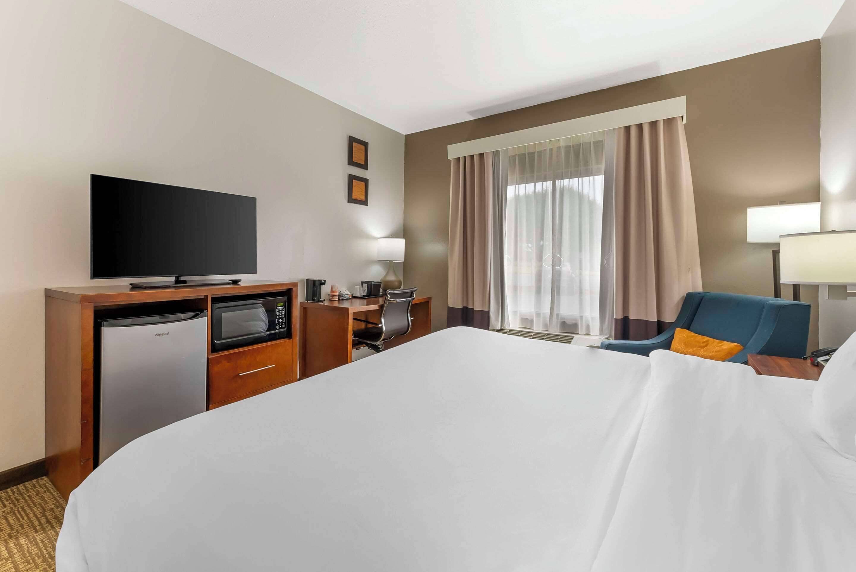 room, 1 king bed, accessible, non smoking | premium bedding, in-room safe, desk, iron/ironing board