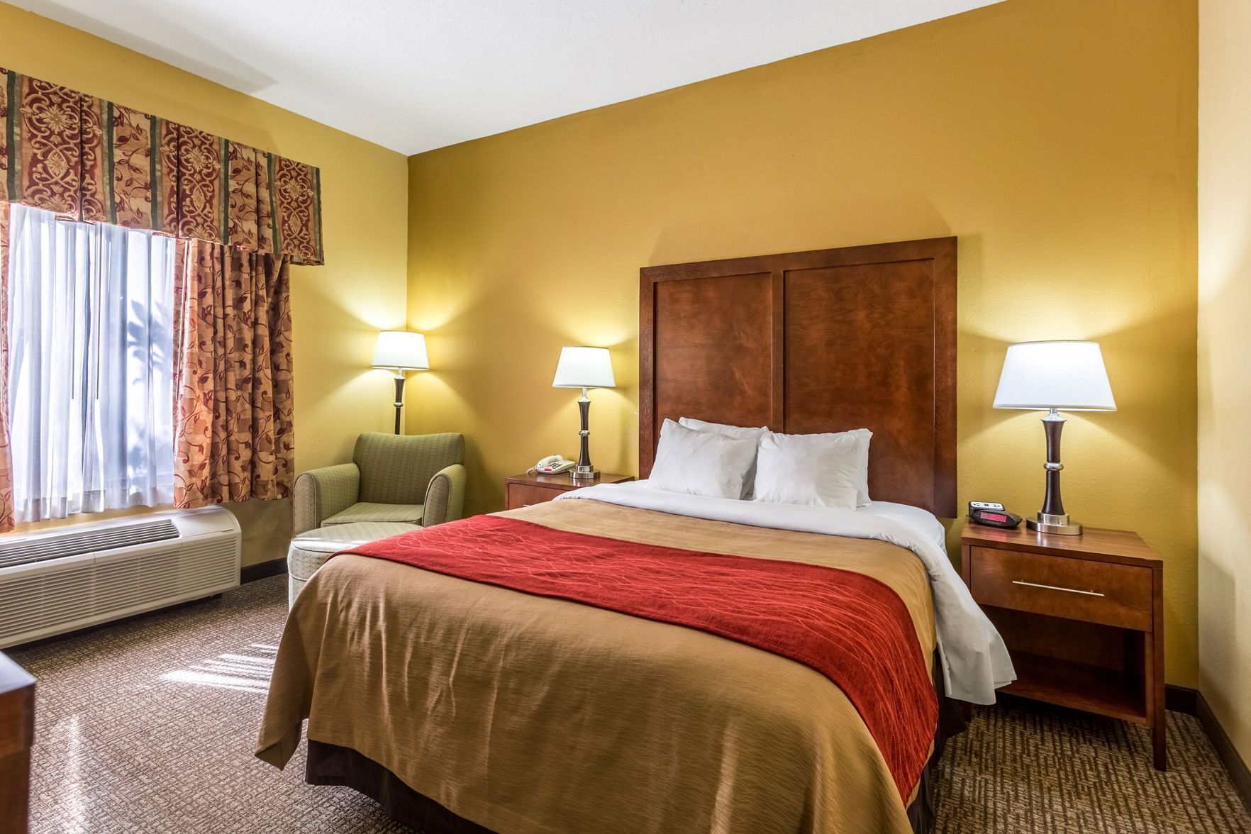 Premium bedding, in-room safe, desk, iron/ironing board