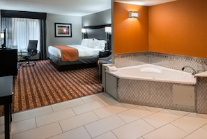 Suite, 1 très grand lit, baignoire à jets | Coffres-forts dans les chambres, bureau
