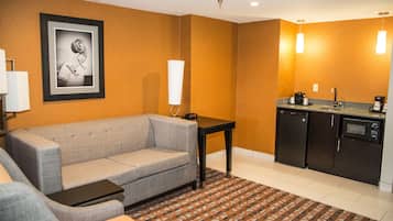 1 habitación, caja de seguridad en la habitación y escritorio