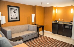 Suite, 1 très grand lit et 1 canapé-lit | Coffres-forts dans les chambres, bureau