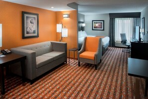 Suite, 1 très grand lit et 1 canapé-lit | Coffres-forts dans les chambres, bureau