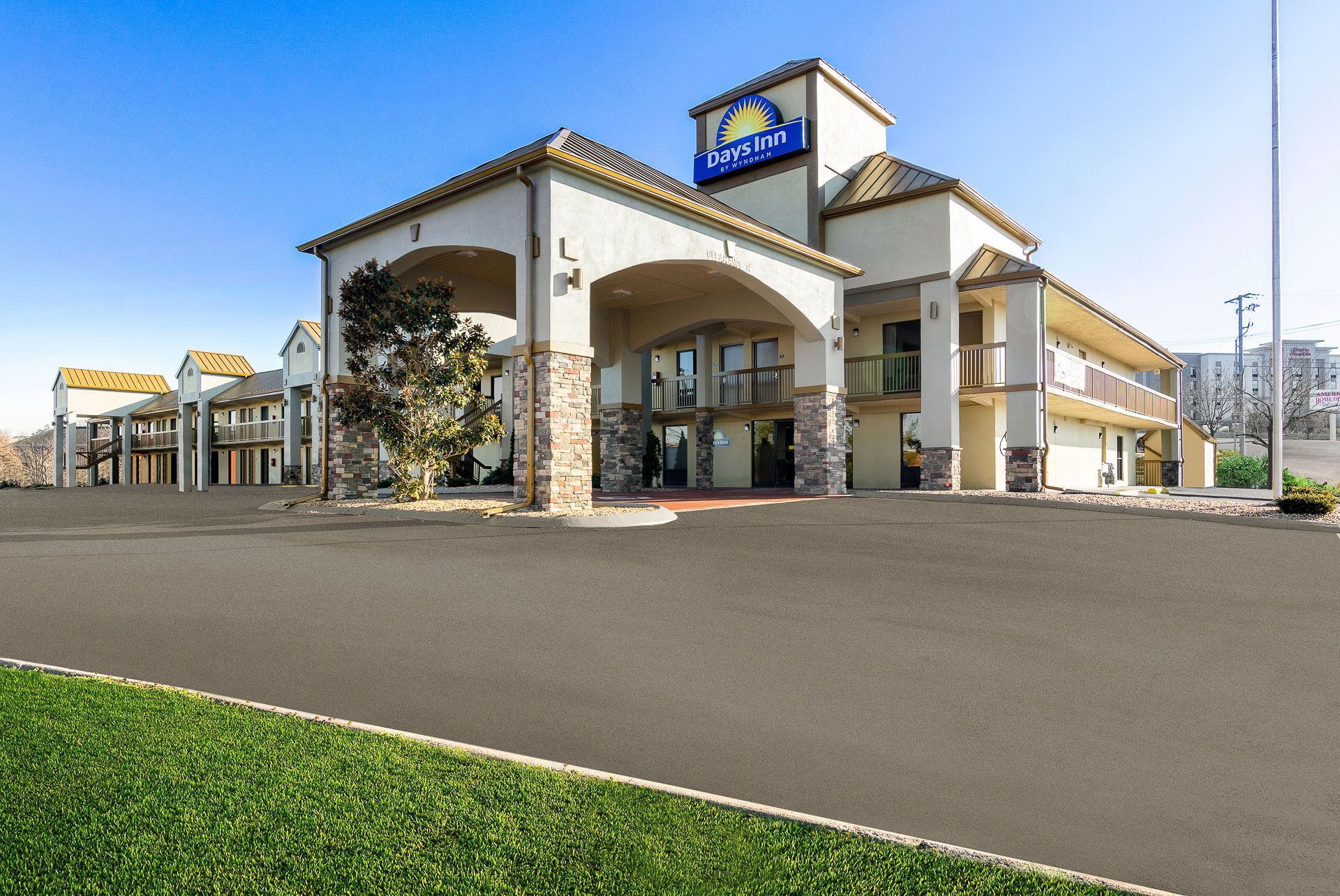 Un hotel Days Inn de dos plantas, con acceso cubierto y aparcamiento.