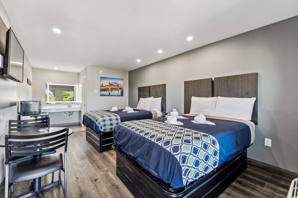 Dilengkapi dengan perabotan berbeda-beda dan tirai kedap cahaya