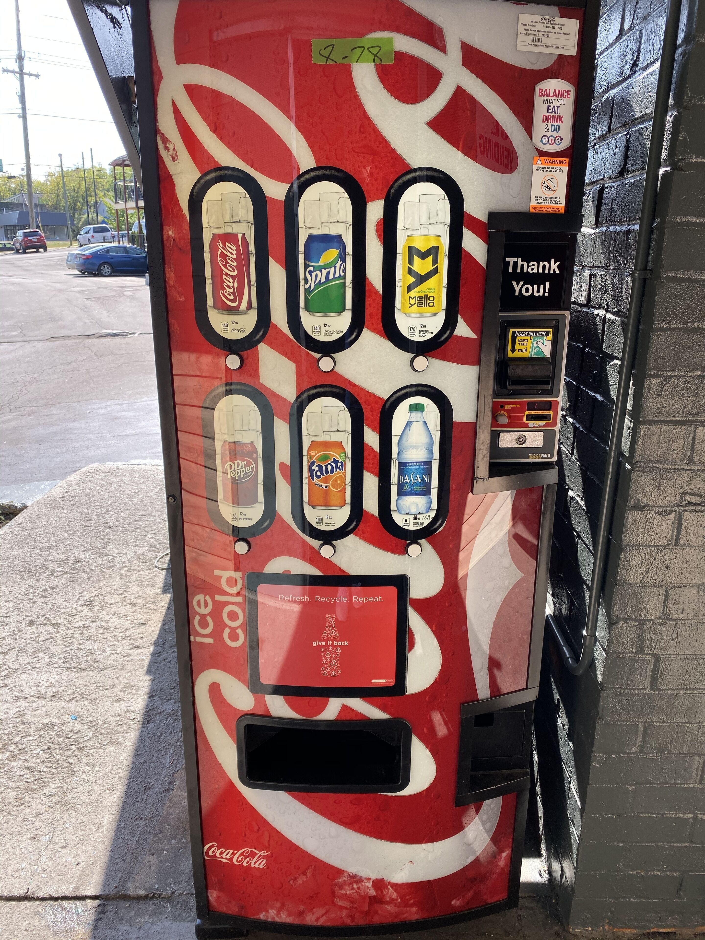 Máquina expendedora de Coca-Cola con diversas opciones de bebidas e interfaz de pago.