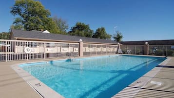 Una piscina al aire libre de temporada