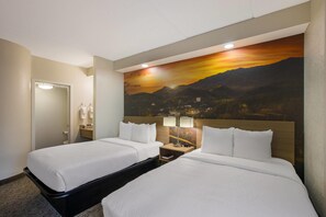 Habitación estándar, 2 camas matrimoniales, para no fumadores | Ropa de cama de alta calidad, escritorio y cortinas blackout 