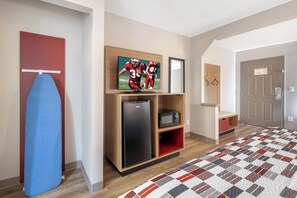 Superior Room, 1 King Bed, Non Smoking | Desk, laptop workspace, blackout drapes, free WiFi