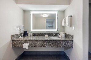 Habitación superior, 1 cama de matrimonio grande, no fumadores | Baño | Toallas, jabón, champú y papel higiénico