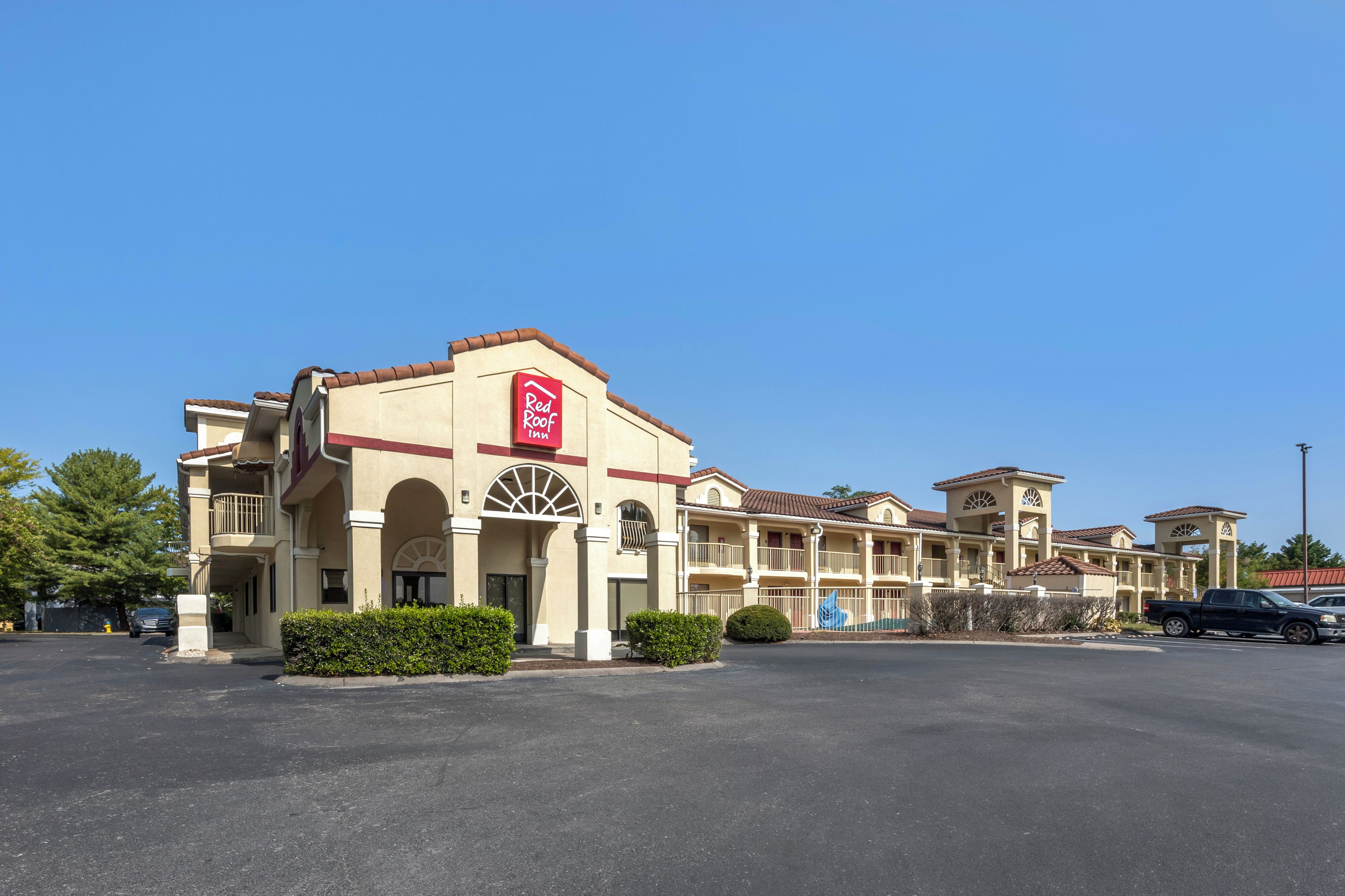 A Red Roof Inn with a parking lot in front.