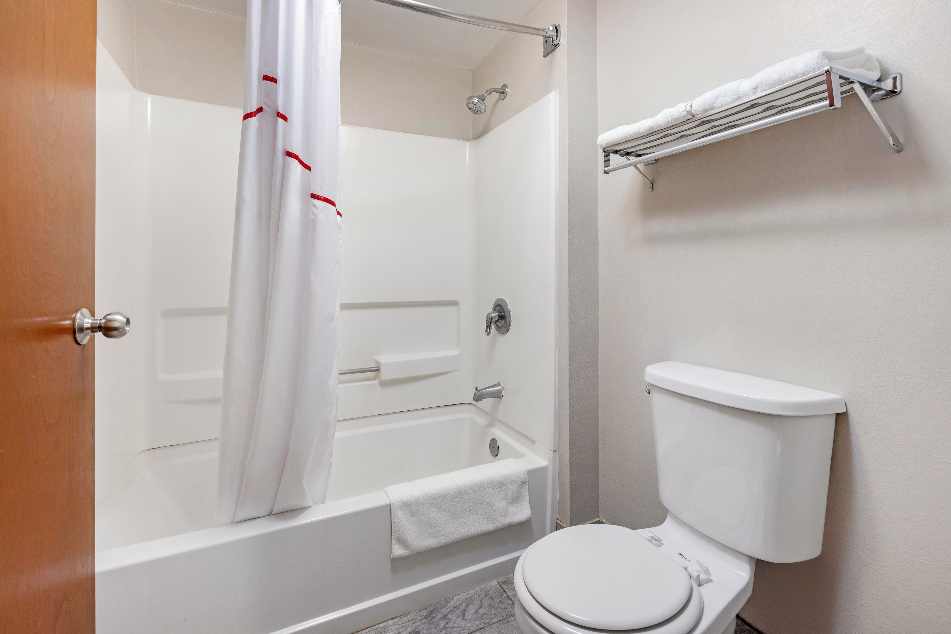 Habitación Deluxe, 2 camas de matrimonio, no fumadores | Baño | Toallas, jabón, champú y papel higiénico