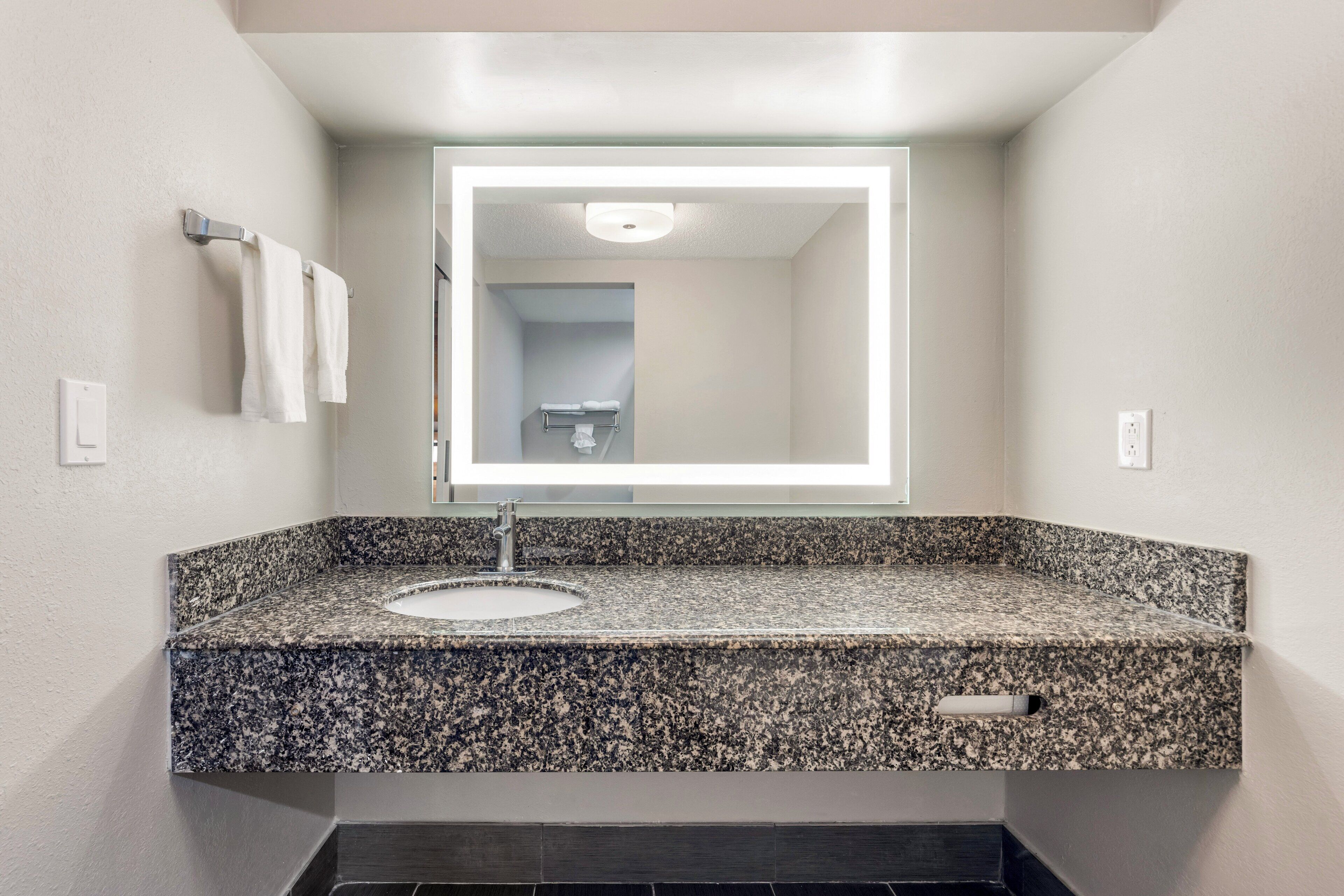 Toallas, jabón, shampoo, papel de baño 