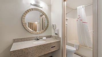 Deluxe kamer, 1 queensize bed, niet-roken | Badkamer | Een bad/douchecombinatie, een haardroger, handdoeken