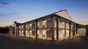 A hotel with multiple rooms, a covered outdoor area, and a parking lot. - Red Roof Inn Crossville (Crossville)