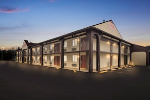 A hotel with multiple rooms, a covered outdoor area, and a parking lot. - Red Roof Inn Crossville (Crossville)