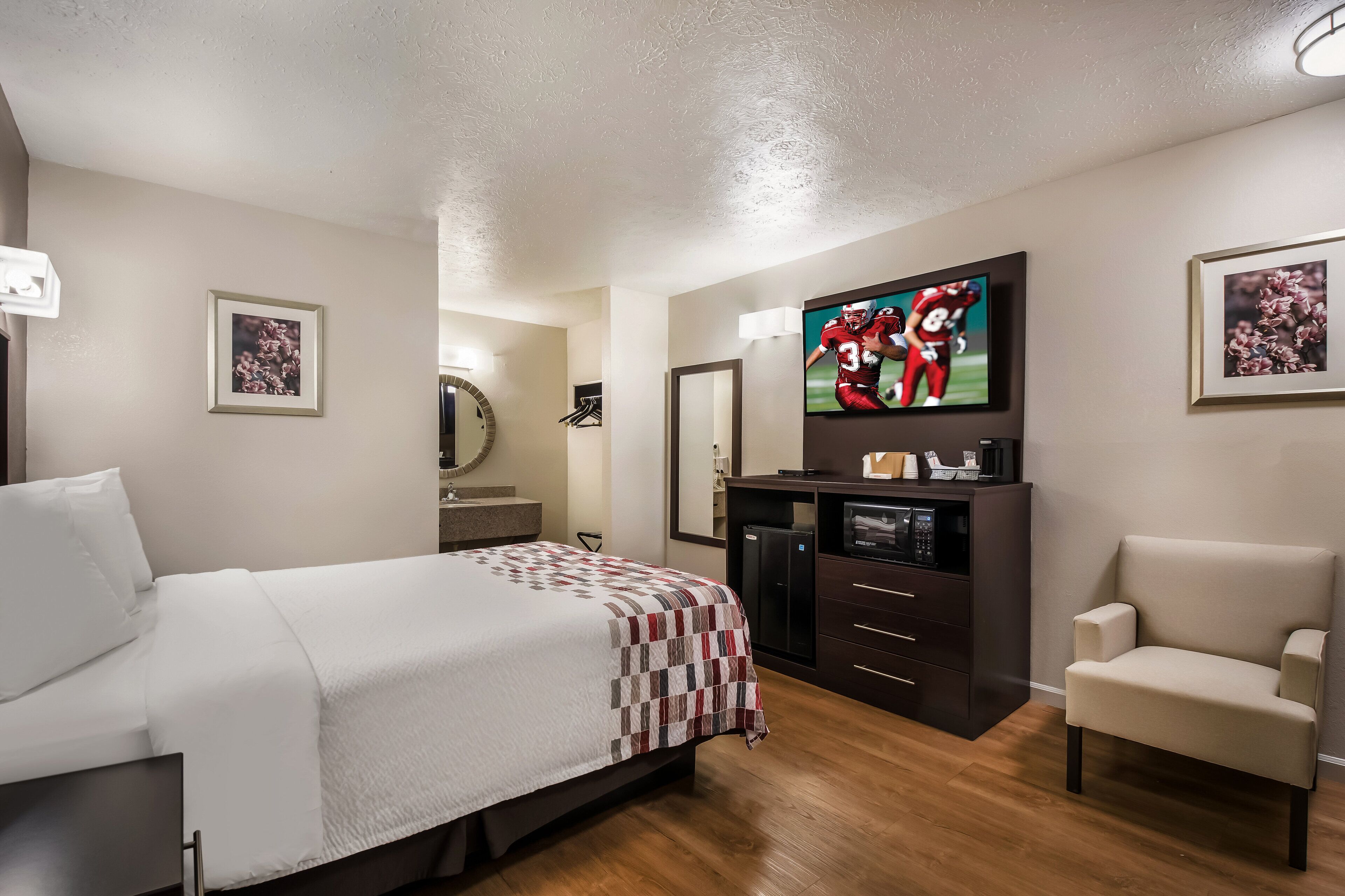 Chambre Deluxe, 1 grand lit, non-fumeur | Bureau, rideaux d’obscurcissement, fer et planche à repasser
