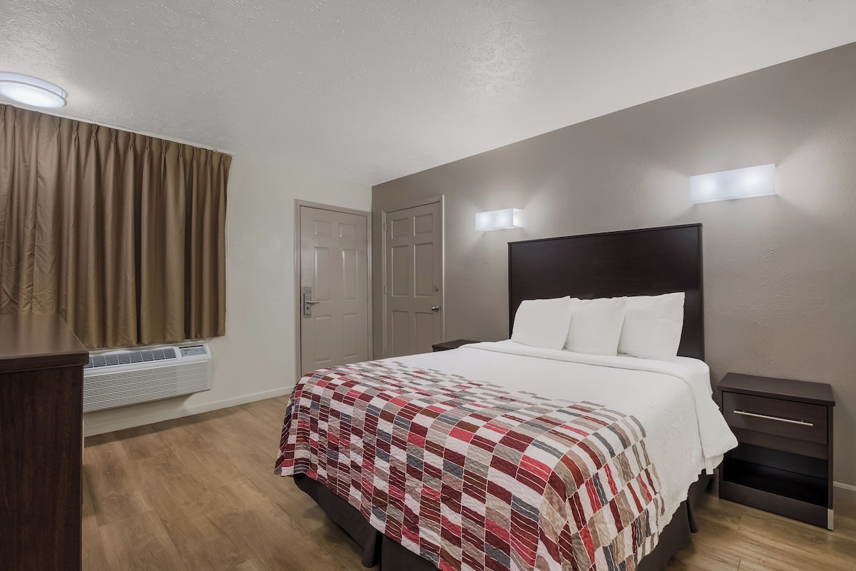 Rom – deluxe, 1 queensize-seng, ikke-røyk | Skrivebord, blendingsgardiner og strykejern/-brett