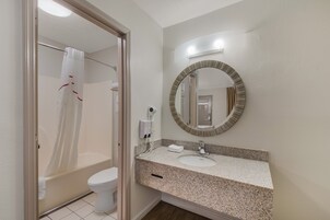 Combined shower/tub, hair dryer, towels