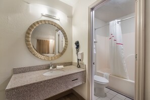 Combined shower/tub, hair dryer, towels