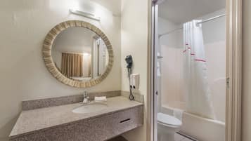 Combined shower/tub, hair dryer, towels