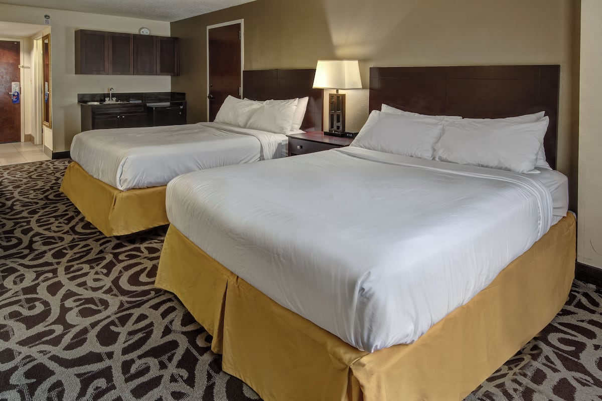 Down duvets, in-room safe, desk, blackout curtains