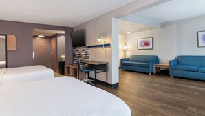 Suite, 2 queensize bedden | Donsdekens, een kluis op de kamer, een bureau, verduisterende gordijnen