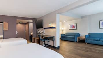 Suite, 2 queensize bedden | Donsdekens, een kluis op de kamer, een bureau, verduisterende gordijnen